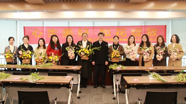 0304IM电竞工会组织开展三八妇女节“心生美好 如花绽放”主题插花活动.jpg